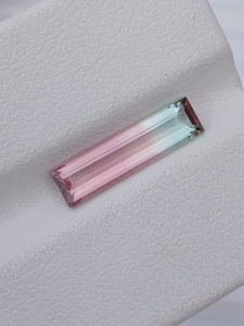 Haram Gems Art - Gema Suelta de Turmalina Bicolor Natural, 1.80 Ct, 15.54 mm, Corte Baguette, Verde Rosa, para Joyería, Rajasthan - Product Image 4