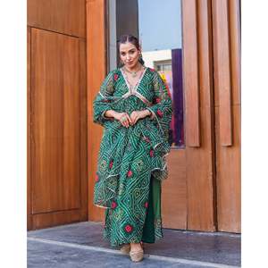 Ensemble de salwar kameez décontracté en mousseline de soie verte Bandhani taille XS Kavya, Inde, Pakistan - Product Image 2