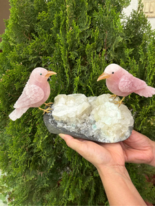 Escultura de Pájaro de Cuarzo Rosa Natural con Picos de Calcita y Cristal de Apofilita, Decoración, Proveedor Mayorista OEM ODM - Product Image 1