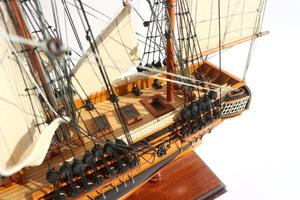 Maqueta de Barco de Madera HMS Essex 1799 Hecha a Mano - Réplica Clásica del Fragata de la Marina Real Británica para Decoración de Hogar u Oficina de Lujo - Product Image 5