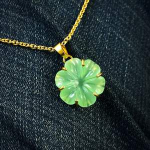 จี้รูปดอกไม้แคลซิโดนีสีเขียว AAA สร้อยคอคริสตัลรูปดอกไม้สำหรับผู้หญิง จี้พลอยแคลซิโดนีสีเขียวแกะสลักด้วยมือ ขายส่ง - Product Image 1