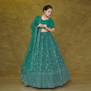 Ensemble Lehenga Choli en tulle avec broderie filigranée sur toute la surface, jupe évasée circulaire, chemisier coordonné et dupatta transparent – Tenue de fête - Product Image 5