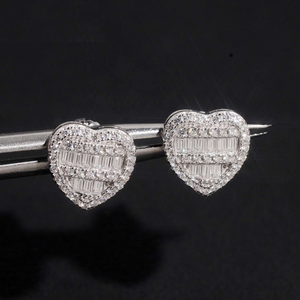 Boucles d'oreilles clous en moissanite en forme de cœur, serties pavé de baguettes, bijoux de luxe tendance, cadeau glamour pour femme - Product Image 4