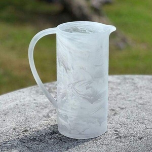 Pichet à eau moderne en résine, design marbré bleu, durable, écologique, compatible lave-vaisselle, capacité 6L, pour vin, bière, fêtes et usage domestique - Product Image 4