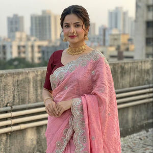 Vêtements ethniques élégants pour femmes : Saree Gold Crush avec broderie multi-fils lourde et riche - Product Image 1