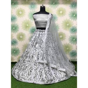 งานปักผ้าไหมตาข่ายออกแบบโดยดีไซเนอร์ lehenga choli กับ dupatta สีขาว - Product Image 1