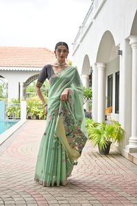 Sari en coton Chanderi doux avec bordure de pallu fleuri en tissage Resham, chemisier contrastant, séchage rapide, pour femmes, idéal pour les fêtes - Product Image 2