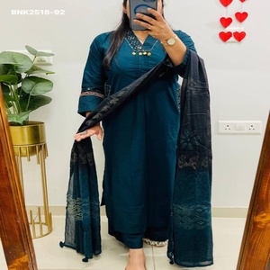 ผ้าฝ้ายคุณภาพสูง 60-60 พร้อมงานปักมือแบบกะตะ คอเสื้อปักลายพิมพ์ และกระเป๋าข้างทั้งสองด้าน ชุดคุर्ติ-กางเกง-ผ้าพันคอพิมพ์ลาย จากซัพพลายเออร์อินเดีย - Product Image 1