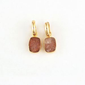 Pendientes de aro de cuarzo cereza natural sin tallar, joyería de moda, chapados en oro de 18k, latón macizo, venta al por mayor, pendientes minimalistas. - Product Image 4