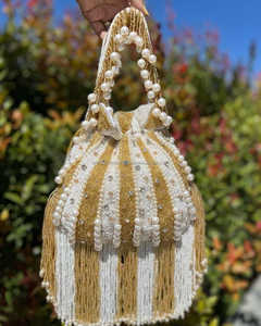 Elegante Bolso Potli Blanco y Dorado con Cuentas, Asas de Perlas y Borlas para Fiestas Nocturnas - Product Image 1