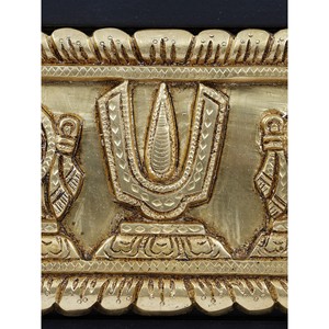 Elegante colgante de pared de símbolos Vaishnava de latón de 14 "con marco de madera de Garuda y Hanuman para una exhibición distinguida - Product Image 2