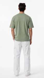 เสื้อยืดคอกลมสีเขียวสำหรับผู้ชาย ONETEN Apparels พร้อมโลโก้ตัวอักษรด้านหน้า เสื้อแขนสั้นลำลอง - Product Image 2