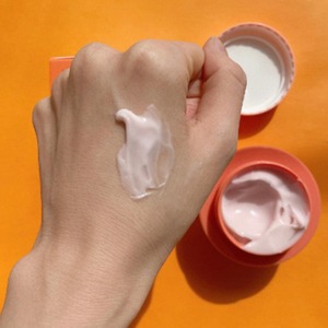[POUR LA PEAU] ครีมบำรุงผิวหน้าสูตรเพิ่มความกระจ่างใส ไม่เหนียวเหนอะหนะ ช่วยปรับสีผิว ให้ความชุ่มชื้น - Product Image 1