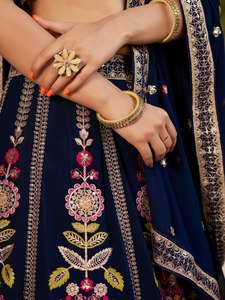 Ensemble Lehenga Choli pour femmes, bleu marine, brodé, travail floral Zari Resham, longueur complète, élégant, 2 pièces, tenue traditionnelle en mousseline de soie - Product Image 3