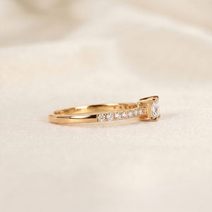 Bague en or 10 carats avec diamant de laboratoire taille émeraude East West |   Bijoux fins de luxe pour femmes |   Clarté VVS-VS pour les fiançailles et les mariages - Product Image 4