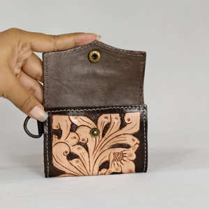 Tarjetero de Cuero Genuino de Primera Calidad con Diseño Floral Grabado a Mano, Estilo Moderno, Corto, Antirrobo, con Correa Desmontable - Product Image 3