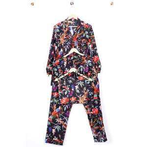 Ensemble de pyjama pour femmes en coton 100% luxueux et romantique, col en V, manches longues, motif floral, taille élastique, vêtements de maison confortables, parfaits pour toutes les occasions - Product Image 1