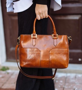 Sac fourre-tout en cuir véritable fait main de haute qualité avec fermeture éclair et dessus ouvert, design élégant marron - Product Image 4
