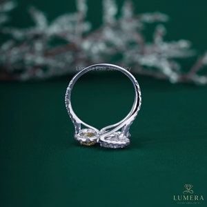 Anillo de compromiso de oro blanco de 18 quilates con esmeralda ovalada amarilla de 2.49 quilates y diamantes talla pera en racimo, con triple halo multiforma para mujer - Product Image 5