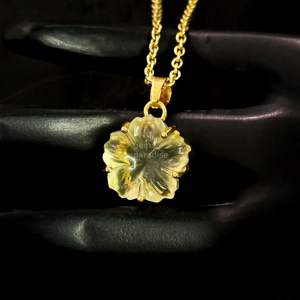 Colgante de Cuarzo Limón Natural con Forma de Flor, Collar de Piedras Preciosas Talladas, Colgante de Cuarzo Limón Natural Hecho a Mano para Fabricación de Joyas - Product Image 1