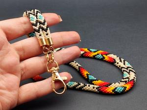 Chaîne de corps perlée faite à la main avec fermoir doré, tissée avec des motifs géométriques rouges, jaunes, oranges, turquoise, noirs et beiges, accessoire - Product Image 2