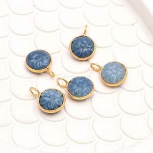 Colgante de ópalo azul natural tallado a mano con forma de flor, piedra preciosa de ópalo azul en plata de ley 925 para la fabricación de joyas al por mayor. - Product Image 2