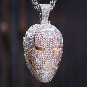 Colgante de Máscara de Iron Man Unisex de Alta Calidad, Moderno, Elegante y a la Moda, Hecho con Piedras de Imitación de Diamantes, Estilo Hip Hop, en Venta - Product Image 1