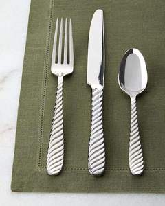 Juego de cubiertos de metal de inspiración vintage, diseñado para comidas tradicionales y ocasiones festivas. - Product Image 5