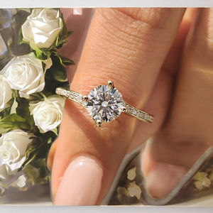 Anillo de Regalo para Boda, Compromiso, Aniversario o Fiesta, con Diamante de Laboratorio, Diseño Golden Vow Crowned Love Serene Halo Legacy Brilliance Perfect Union - Product Image 1