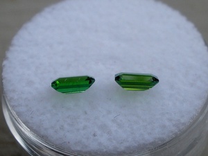 Par de Gemas Sueltas Facetadas de Diopsido Verde Esmeralda 5x3mm - Product Image 4