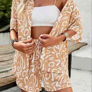 Conjunto de dos piezas para mujer de verano: camisa de manga corta con botones y pantalones cortos de corte relajado, en tela transpirable de alta calidad. - Product Image 2