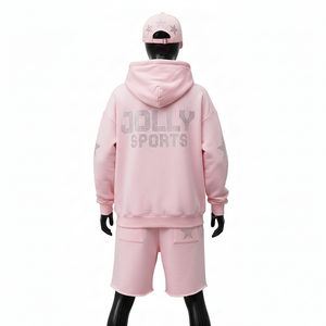 ชุดเซ็ตฮู้ดดี้และกางเกงขาสั้นผ้าฟลีซผสมคอตตอนโพลีเอสเตอร์คุณภาพสูง 320 GSM สำหรับผู้ชาย สัมผัสนุ่ม สีชมพู พร้อมโลโก้ประดับคริสตัล - Product Image 2