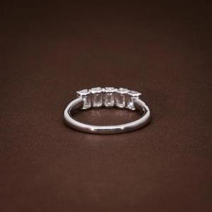 Bague en or blanc massif avec diamant taille émeraude, cinq pierres, sertie à griffes, bande simple et classique, demi-éternité, pour anniversaire ou mariage - Product Image 4