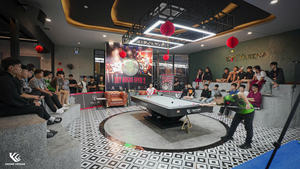 โต๊ะพูลไม้ระแนงหรูหราพร้อมกรอบไม้ออกแบบมาเพื่อการเล่นเกมที่มั่นคงและสนุกสนาน - Product Image 5