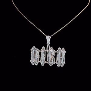 Collar con colgante Iced Out RICH para hombre con piedras de imitación de diamante y diseño de letras góticas llamativas - Product Image 2