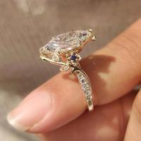 Bague de fiançailles de luxe en diamant taille marquise néerlandaise, style vintage orné, avec saphir bleu et détails floraux, style antique