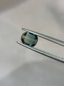 Turmalina Afgana Natural Bicolor Verde Acero con Corte Escalonado 1.36CT, Gema Suelta con Forma de Cojín, Efecto de Juego de Color para Joyería y Coleccionistas - Product Image 3