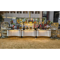 Comptoir de buffet pour mariage indien, souvent éclairé par des lumières et décoré de finitions dorées ou à motifs.