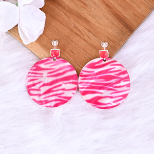 Pendientes Colgantes de Resina con Calcedonia Fucsia y Madreperla |   Plata de Ley 925 - Product Image 2