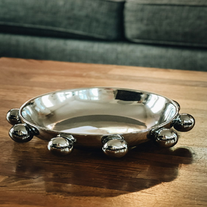 Plateaux argentés chics et discrets, ornés d'un contour audacieux de sphères réfléchissantes. Disponible au prix de gros. - Product Image 1