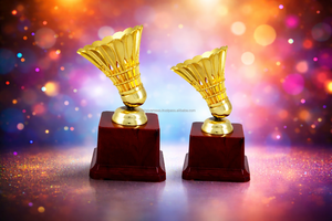 Trophée élégant en métal pour badminton, finition plaquée or moulée, pour compétition sportive, récompense, événement scolaire ou universitaire - Product Image 2