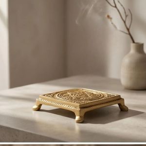 Plateau carré en laiton plaqué or avec motif religieux gravé en relief, pièce décorative de collection - Product Image 2