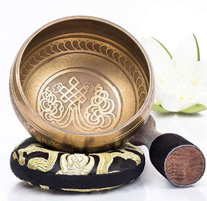 Grand bol chantant sculpté à la main avec des motifs du dieu Ganesha et des symboles Om, intérieur richement décoré, disponible à prix de gros. - Product Image 4