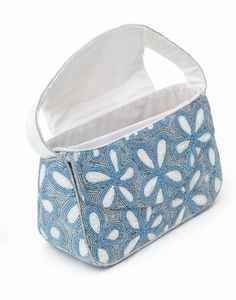 Sac à bandoulière artisanal bleu et blanc perlé pour femme avec motif floral élégant - Product Image 4