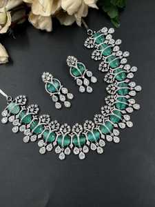 Conjunto de Collar con Diamantes Americanos en Plata, Collar con Circonitas Verdes, Joyería India, Joyería para Recepciones, Joyería Bollywood - Product Image 2