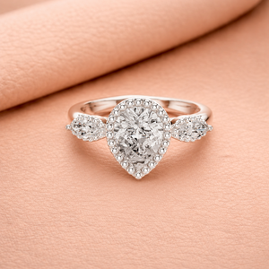 Anillo de Compromiso de Lujo con Diamante Cultivado en Laboratorio, Corte Pera, Halo, Piedras Laterales Marquise, Acabado en Oro Blanco, Certificado IGI, Claridad VVS1-VVS2 - Product Image 1