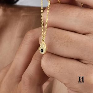 Collier avec pendentif main Hamsa en or 18 carats personnalisé avec accents de diamants – Fabricant de bijoux fins - Product Image 5