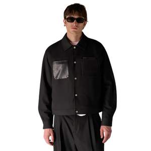 Veste noire en similicuir à poches pour homme, design élégant et tissu de haute qualité - Product Image 3