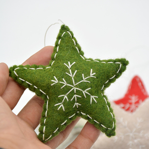 Adornos Navideños de Fieltro Hechos a Mano, Diseño de Copo de Nieve Verde, Rojo, Rosa y Blanco, Decoraciones Navideñas Tradicionales, Textiles Artesanales Colgantes - Product Image 3