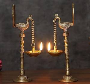 ตะเกียงน้ำมันทองเหลืองรูปใบไม้ งานฝีมือประณีต พร้อมที่ใส่ไส้ตะเกียงตรงกลาง ของตกแต่งแบบอินเดียดั้งเดิมสำหรับพุจ - Product Image 2